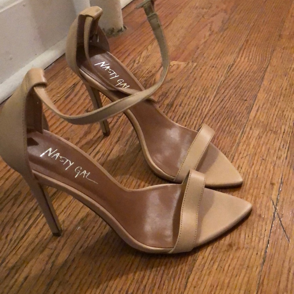 Nude pointy heel